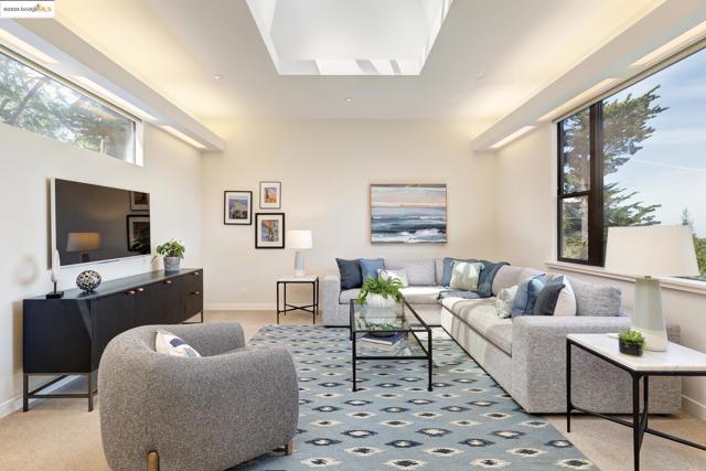 20 Ascot Ct, Oakland CA: https://media.crmls.org/mediaz/c2e763ae-a6b0-4baa-8183-8602dac7652f.jpg