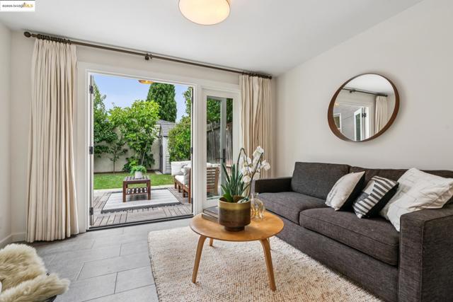 6232 Manoa St, Oakland CA: https://media.crmls.org/mediaz/c2e8055c-72d7-4b18-8515-5f888fb040e8.jpg