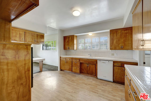 9855 Emperor Avenue, Arcadia CA: https://media.crmls.org/mediaz/c2e8604b-aa04-4e6e-b90d-8501d2b2539e.jpg