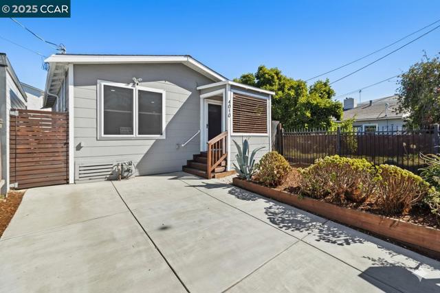 4010 Masterson St, Oakland CA: https://media.crmls.org/mediaz/c2e87c39-5595-4ff1-8522-bd0a5e6f9f15.jpg
