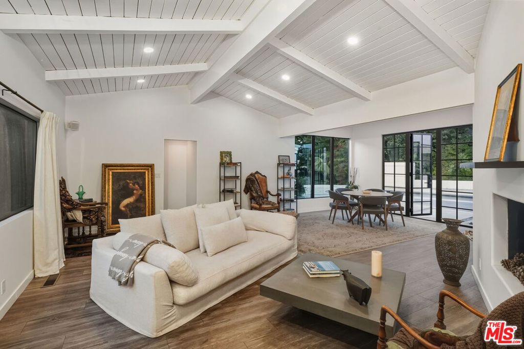 https://media.crmls.org/mediaz/c2e88f7f-41a2-46c8-9335-bd0a5590cd8d.jpg?preset=X-Large