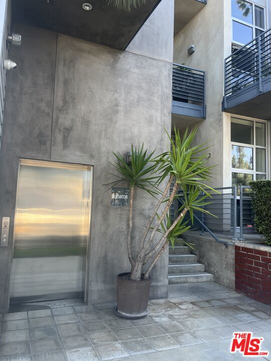 1912 Broadway, Santa Monica CA: https://media.crmls.org/mediaz/c2e89025-7e19-45f6-aac8-affa8e1b0c6d.jpg