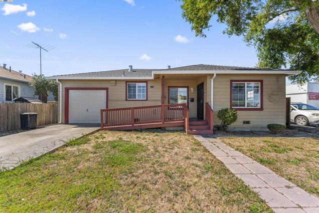 2320 Cutting Blvd, Richmond CA: https://media.crmls.org/mediaz/c2e91b7e-5bc1-4a4f-881f-2b33c35a288f.jpg