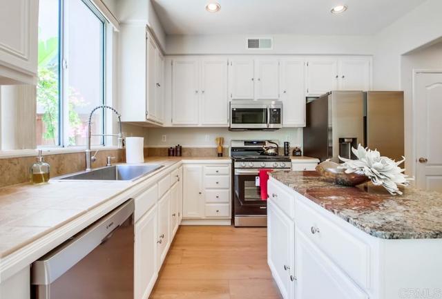 Detail Gallery Image 12 of 45 For 4455 Milano Way, Oceanside,  CA 92057 - 4 Beds | 2/1 Baths