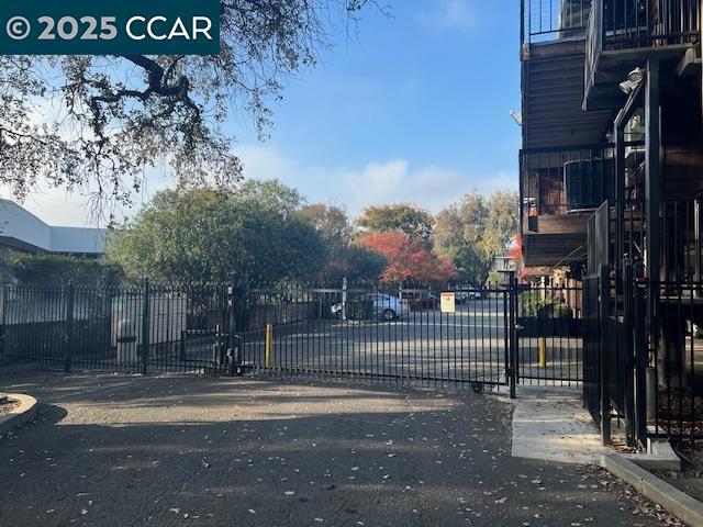 1975 Bonifacio St, Concord CA: https://media.crmls.org/mediaz/c2e9811c-c17b-43c8-963a-8a7b8609aea8.jpg