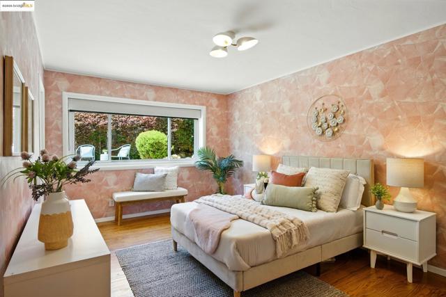 25 Holyrood Manor, Oakland CA: https://media.crmls.org/mediaz/c2e9aca0-8839-4b5c-aa22-52f03dce5727.jpg