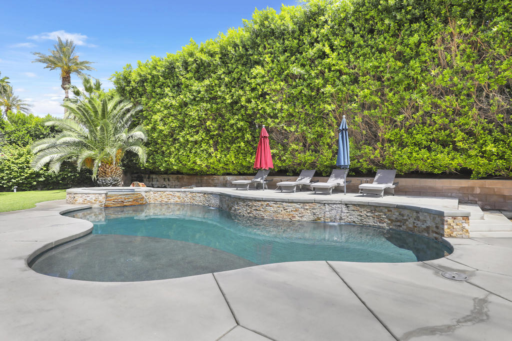 https://media.crmls.org/mediaz/c2e9d933-297f-4667-96ca-1303dc0f3e15.jpg?preset=X-Large