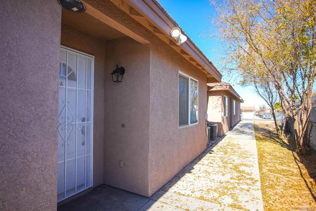 16475 Vine St, Hesperia, California 92345, ,Multi-Family,For Sale,Vine St,240025582SD