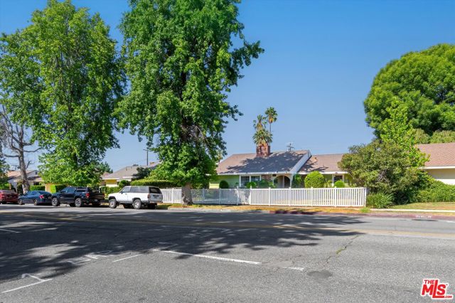 9253 Hayvenhurst Avenue, North Hills CA: https://media.crmls.org/mediaz/c2ead65c-c019-433a-a599-8ca15696b152.jpg