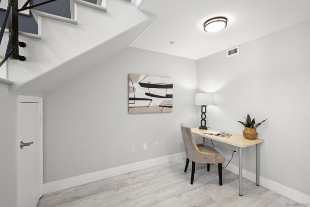 1501 India St, San Diego CA: https://media.crmls.org/mediaz/c2eb354a-299a-4a2e-a050-a81fdf84996d.jpg