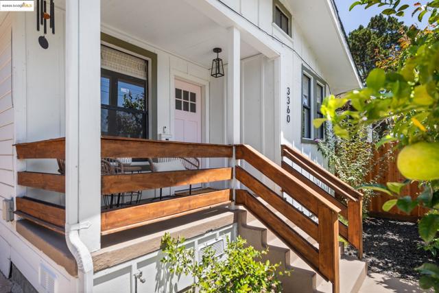 3360 Arizona St, Oakland CA: https://media.crmls.org/mediaz/c2eb5967-63c7-4f25-a737-a35f3226c04d.jpg