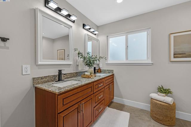 5041 Golden Rd, Pleasanton CA: https://media.crmls.org/mediaz/c2ec04a1-fc79-476f-a84d-2dd838ea5f46.jpg
