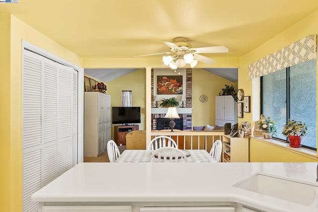 3803 Cheshire Ct, Pleasanton CA: https://media.crmls.org/mediaz/c2ed41af-1d90-4ba0-9ee5-d49c140e33eb.jpg