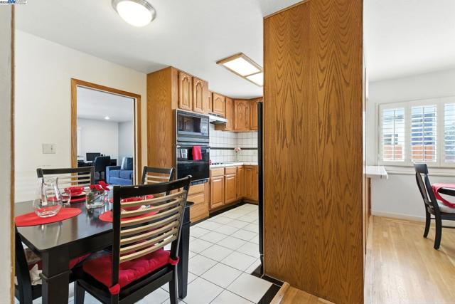 923 90Th Ave, Oakland CA: https://media.crmls.org/mediaz/c2ef254c-6f79-4abe-87fa-f6eb397c4040.jpg