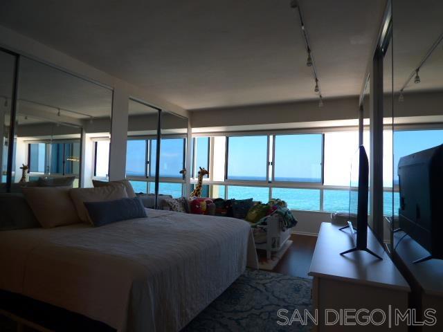 939 Coast Blvd, La Jolla CA: https://media.crmls.org/mediaz/c2ef537e-c192-4cd8-8962-2b31f916a8fd.jpg