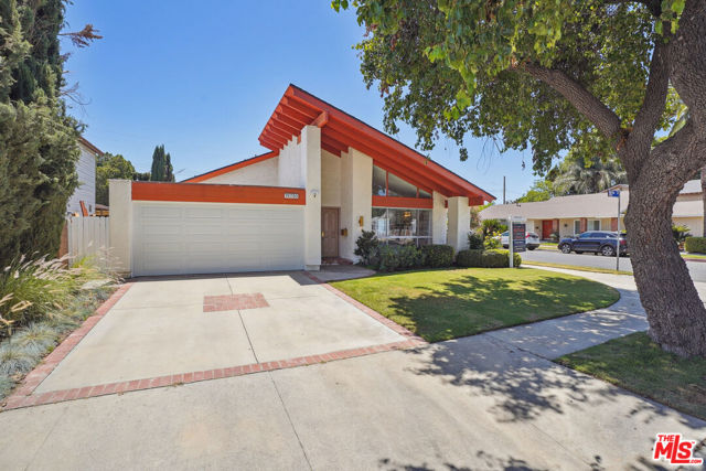 19730 Hatton Street, Winnetka CA: https://media.crmls.org/mediaz/c2f0aa89-afb6-4669-9ea0-208746a0b804.jpg