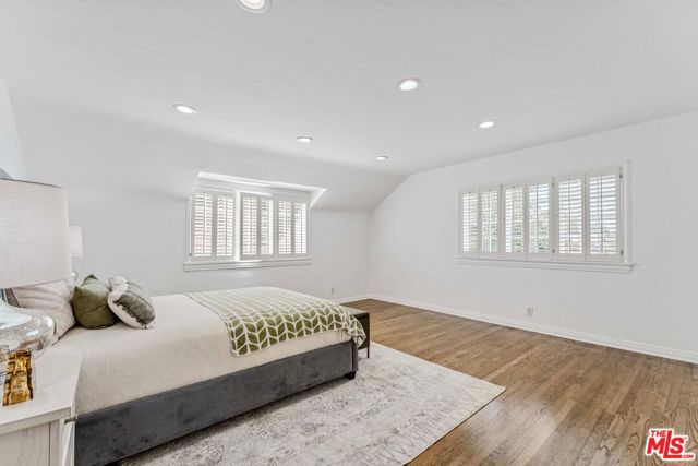 217 17th Street, Santa Monica CA: https://media.crmls.org/mediaz/c2f12ddb-6a0c-47f7-9c6f-a55d8c17e938.jpg