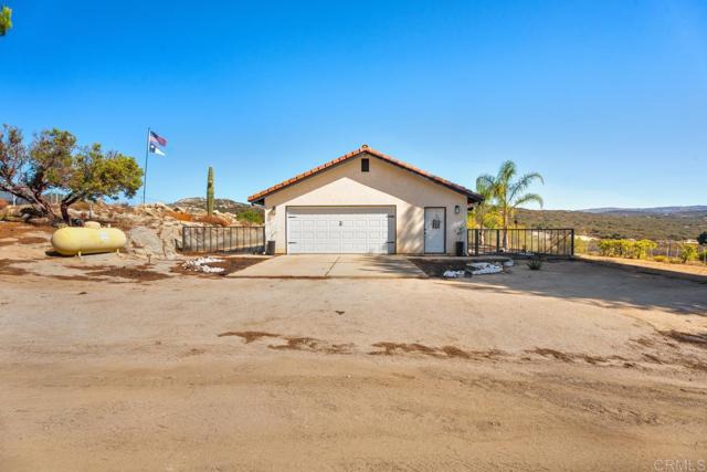 1815 Marc Trail, Campo CA: https://media.crmls.org/mediaz/c2f14295-c7a2-462b-9b49-c048494263dc.jpg