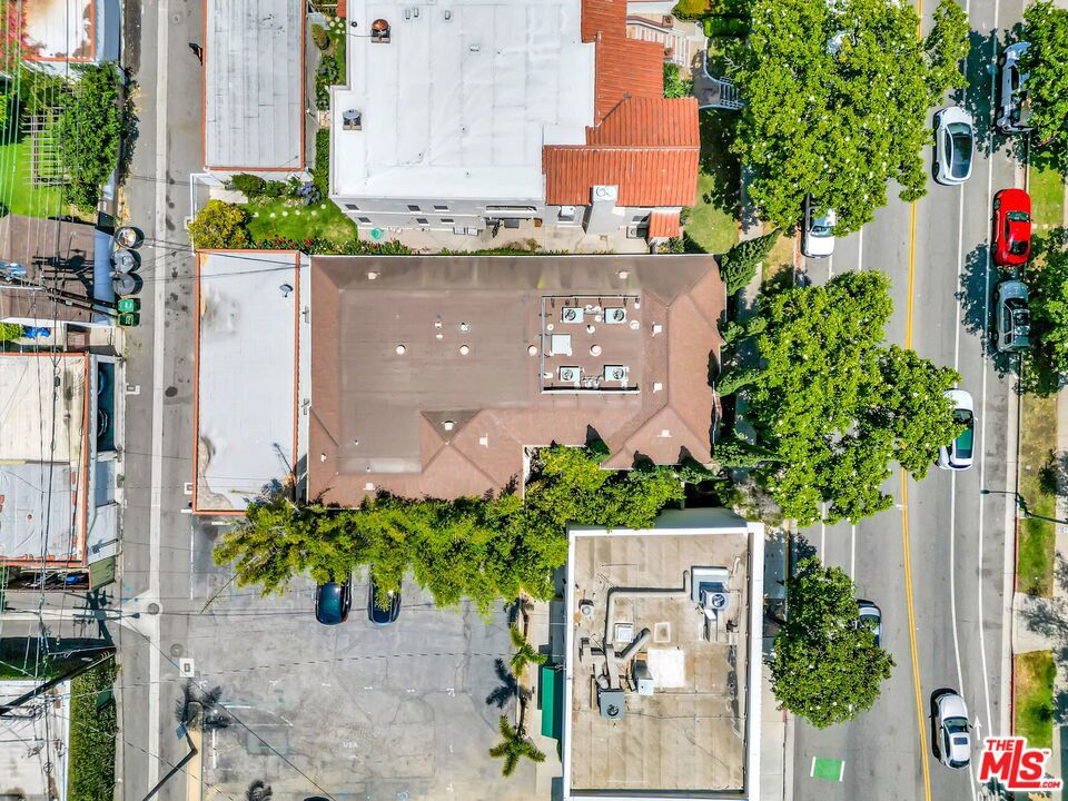 https://media.crmls.org/mediaz/c2f180e7-d0c8-4ae1-90dc-c65bc901164c.jpg?preset=X-Large