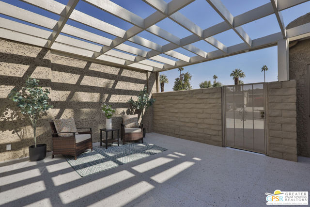 833 N Calle De Flora Vista, Palm Springs CA: https://media.crmls.org/mediaz/c2f1b7e4-a0f3-4a90-8b79-73515eeda89e.jpg