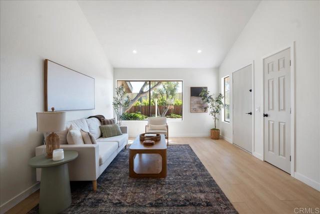 Detail Gallery Image 2 of 36 For 737 Nob Cir, Vista,  CA 92084 - 2 Beds | 2 Baths