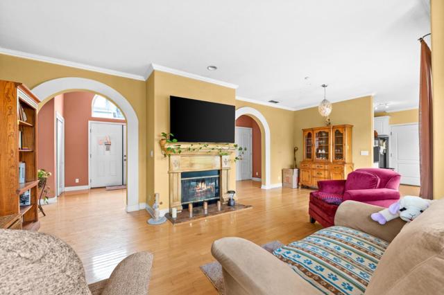 376 Sterling Way, San Rafael CA: https://media.crmls.org/mediaz/c2f317d0-0444-409a-89d1-e4a8f8fae427.jpg