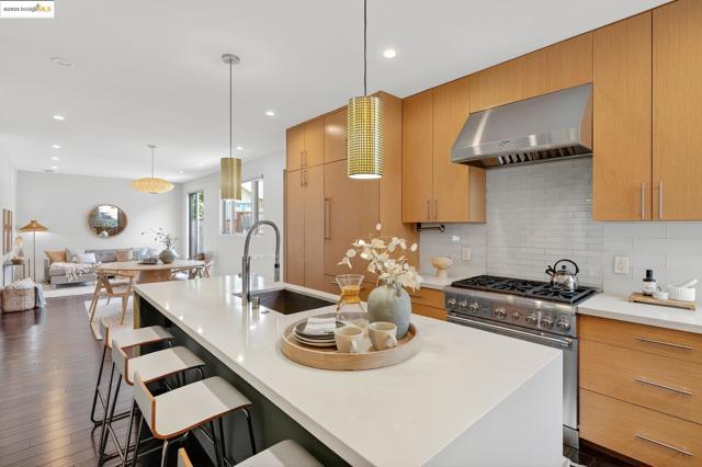 678 Walavista Ave, Oakland CA: https://media.crmls.org/mediaz/c2f5b593-1d4b-480c-bd63-8ba74cab5dec.jpg