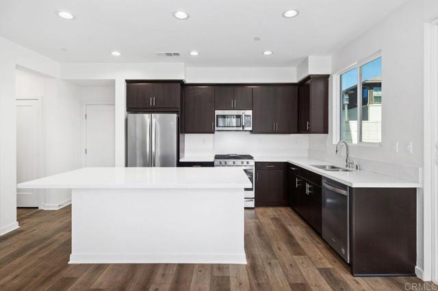 Detail Gallery Image 6 of 34 For 2080 Tango Loop #1,  Chula Vista,  CA 91915 - 4 Beds | 2/1 Baths