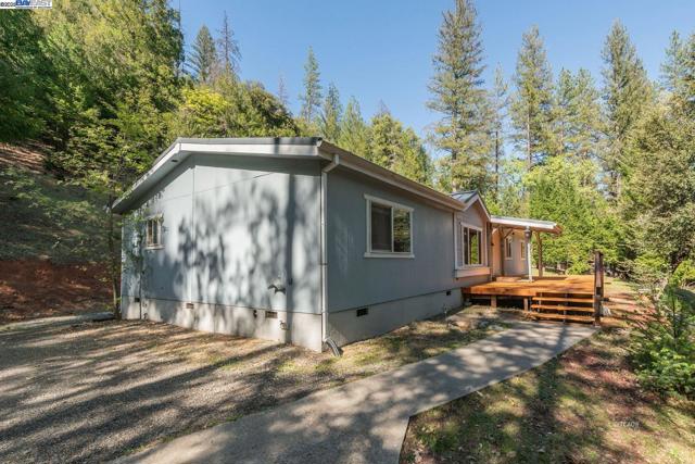430 Bridge Rd, Douglas City CA: https://media.crmls.org/mediaz/c2f63d4f-eb66-45f8-bd99-3889957b6f24.jpg