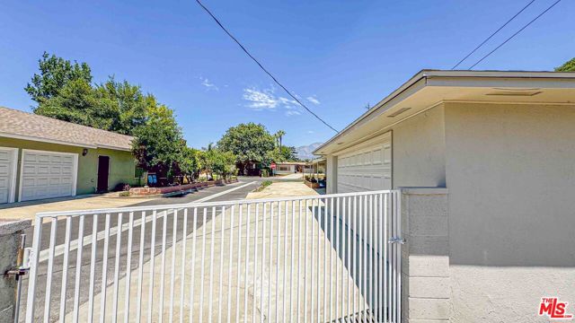565 W El Morado Court, Ontario CA: https://media.crmls.org/mediaz/c2f73e80-9417-4b72-9870-60900417743b.jpg
