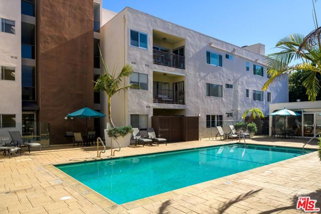 949 N Kings Road, West Hollywood CA: https://media.crmls.org/mediaz/c2f7836f-98a5-4537-906f-c0e26c247f2c.jpg