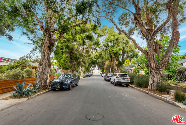 3761 Ashwood Avenue, Los Angeles CA: https://media.crmls.org/mediaz/c2f7a4db-ca97-4cd4-bed0-0f40fb3fc61d.jpg