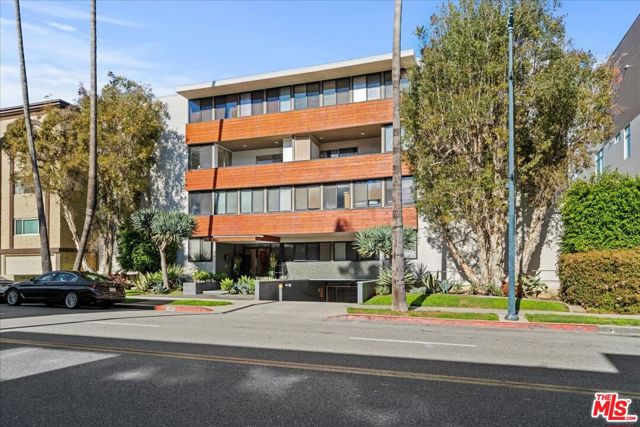 262 N Crescent Drive, Beverly Hills CA: https://media.crmls.org/mediaz/c2f803fe-c572-4ea1-b0df-26ce6c4fc2d0.jpg