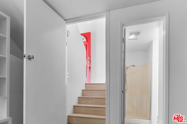 4660 Coldwater Canyon Avenue, Studio City CA: https://media.crmls.org/mediaz/c2f86de4-5e8f-47f9-8434-15e4fd26112f.jpg