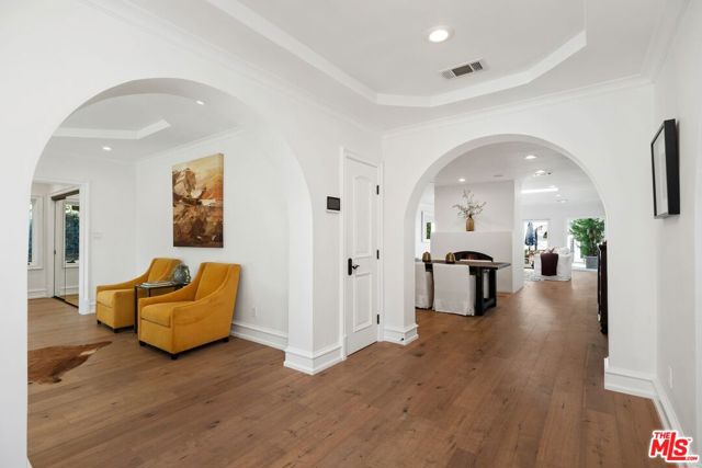 514 N Walden Drive, Beverly Hills CA: https://media.crmls.org/mediaz/c2f87b76-326a-4a39-b3ab-9c45d6a7c11d.jpg