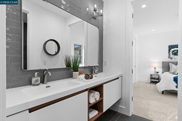 9 Turner Ct, Oakland CA: https://media.crmls.org/mediaz/c2f8a683-550a-4ac9-b2af-b7a067885259.jpg
