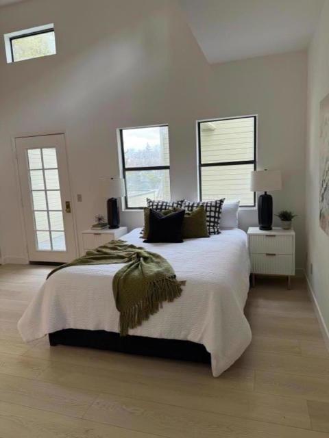 421 Sierra Vista Avenue, Mountain View CA: https://media.crmls.org/mediaz/c2fb5bce-d7ab-4036-a49d-7830368c7257.jpg