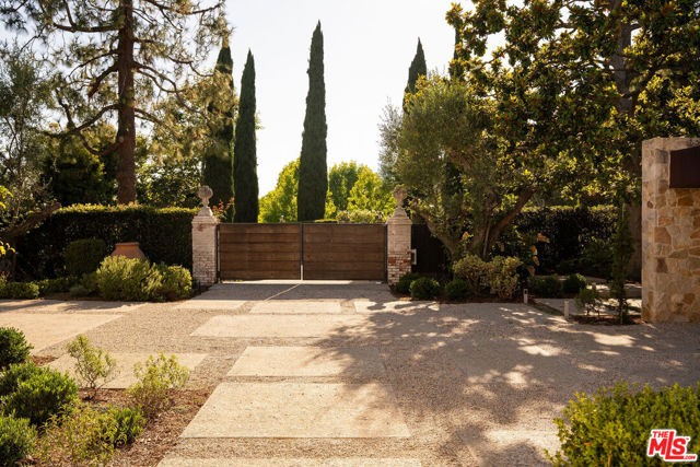 976 N Alpine Drive, Beverly Hills CA: https://media.crmls.org/mediaz/c2fbb2d5-7750-4767-8bc3-7a30810ae7a7.jpg