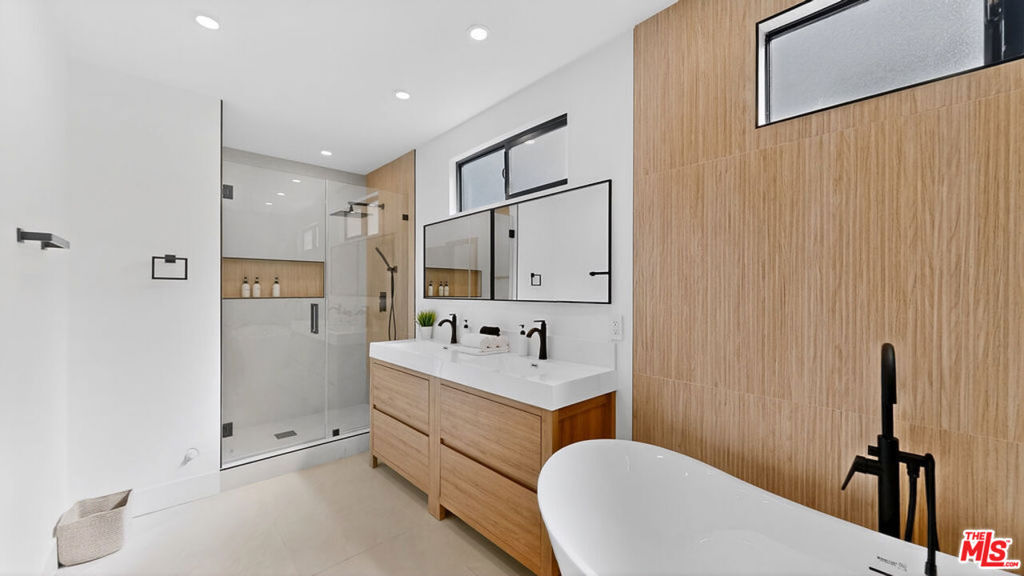 https://media.crmls.org/mediaz/c2fbe885-7b3d-4a72-acf7-22fce4d2eecc.jpg?preset=X-Large
