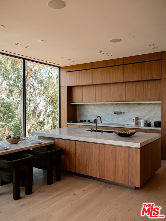 3748 Berry Drive, Studio City CA: https://media.crmls.org/mediaz/c2fc5203-6575-4cde-9bb2-3945fc890578.jpg
