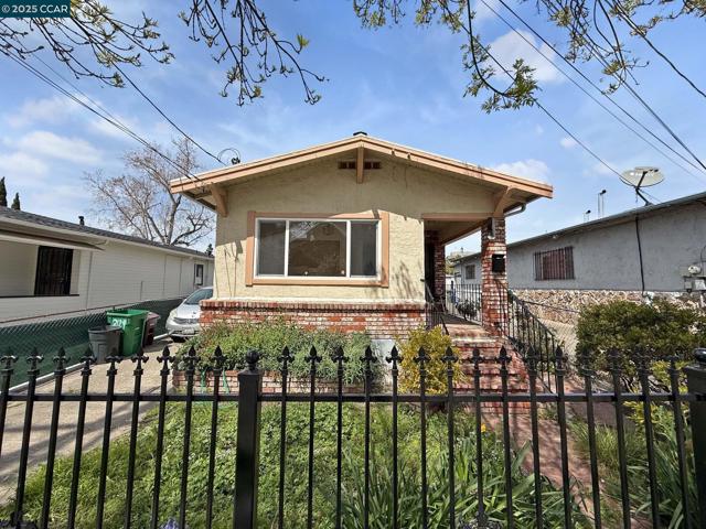 2129 Harrington Ave, Oakland CA: https://media.crmls.org/mediaz/c2fca381-1e95-4432-831b-a3aaeb68bd07.jpg