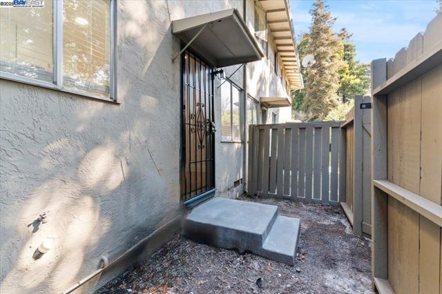 462 Craven Court, Hayward CA: https://media.crmls.org/mediaz/c2fd1bc7-483c-41b1-84dc-3efc66802fad.jpg