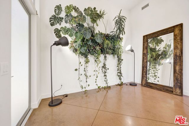 2336 Boone Avenue, Venice CA: https://media.crmls.org/mediaz/c2fd6c87-01f1-49d2-91c4-9ad006f0b21d.jpg