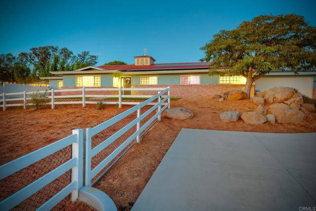 12666 Stone Canyon Road, Poway CA: https://media.crmls.org/mediaz/c2fd6e3f-1c0e-4501-96ff-6b3efd150cf9.jpg