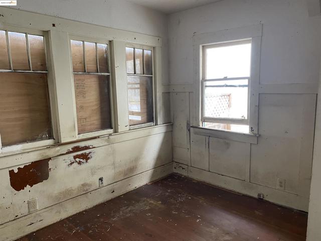 3654 39th Ave, Oakland CA: https://media.crmls.org/mediaz/c2fd961f-77a4-445b-be8d-e9b76aac5f4d.jpg