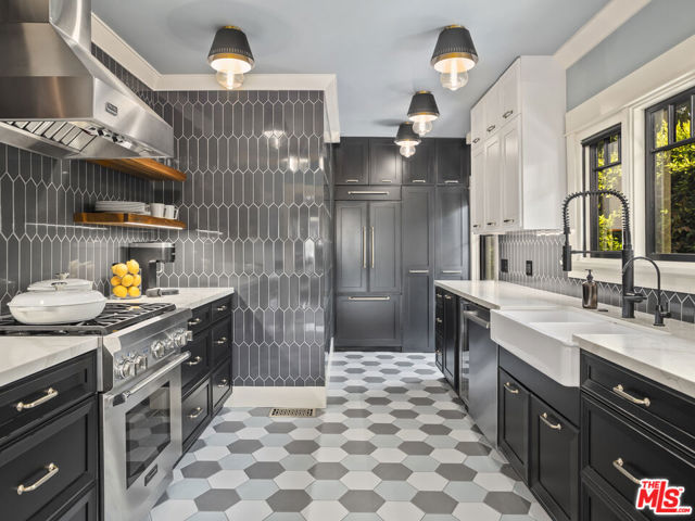 1528 N Curson Avenue, Los Angeles CA: https://media.crmls.org/mediaz/c2fda83c-4346-4b5a-8e15-f1e15b31909e.jpg