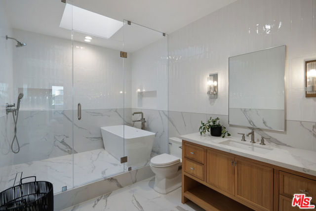 7052 Dume Drive, Malibu CA: https://media.crmls.org/mediaz/c2fe014b-9d99-4d6f-b839-5a65f6495f5b.jpg