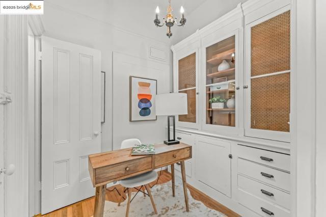 487 43Rd St, Oakland CA: https://media.crmls.org/mediaz/c2fe2ee2-147f-4493-80f5-d778e3e7e722.jpg