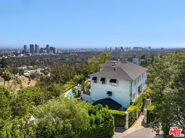 1600 Summitridge Drive, Beverly Hills CA: https://media.crmls.org/mediaz/c2fe36fb-6de1-4ddc-9bcb-6b81c7d7492a.jpg