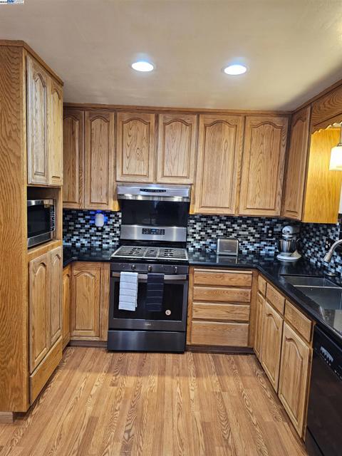 40575 Blacow Road, Fremont CA: https://media.crmls.org/mediaz/c2ff60ce-bd8d-495a-b9c0-79572771025e.jpg